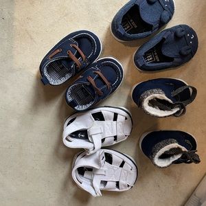 Various baby shoes
